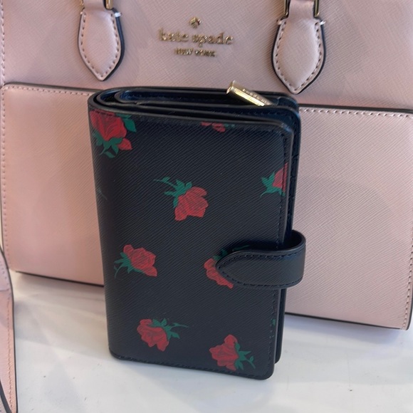 Kate Spade Madison Medium Compact Rose Toss Print Bifold Wallet
Black Multi
NWT - Picture 10 of 16